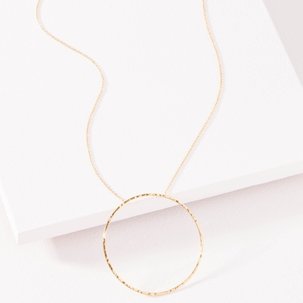 Hammered gold hoop pendant necklace